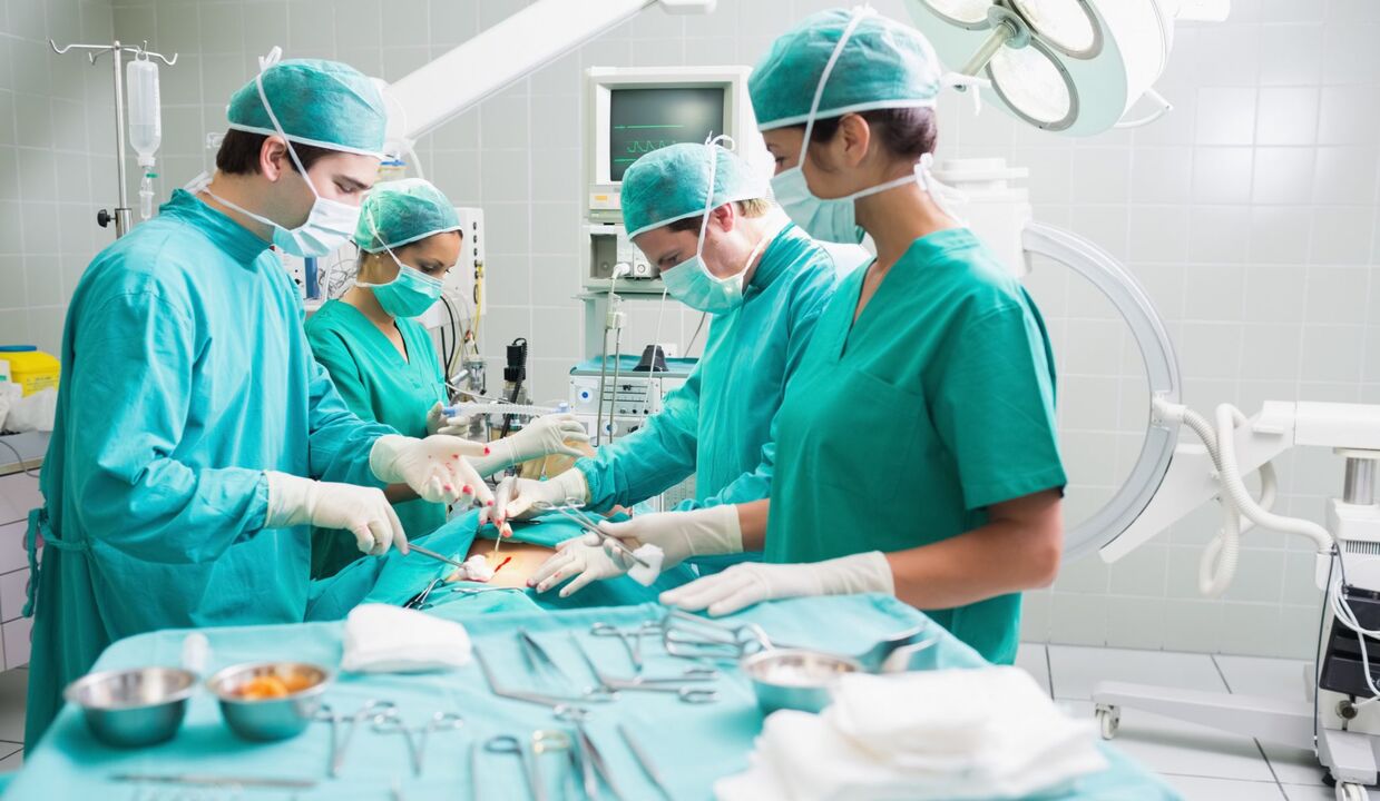 Los cirujanos realizan una operación para agrandar el pene de un hombre
