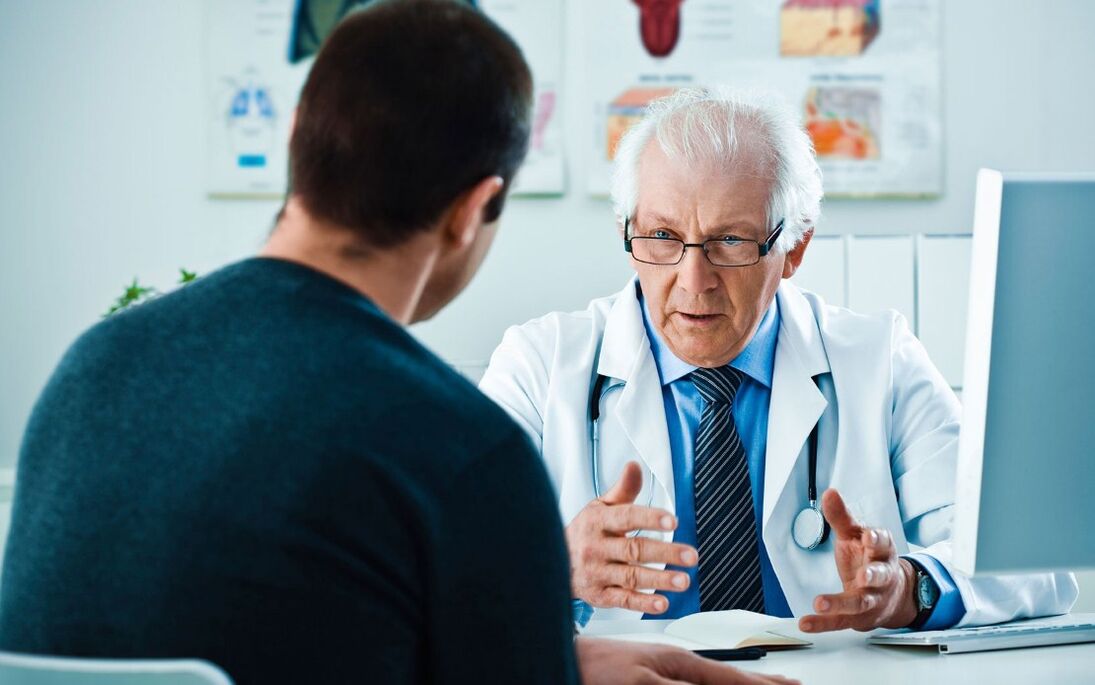 Un hombre consulta a un médico sobre el agrandamiento quirúrgico del pene